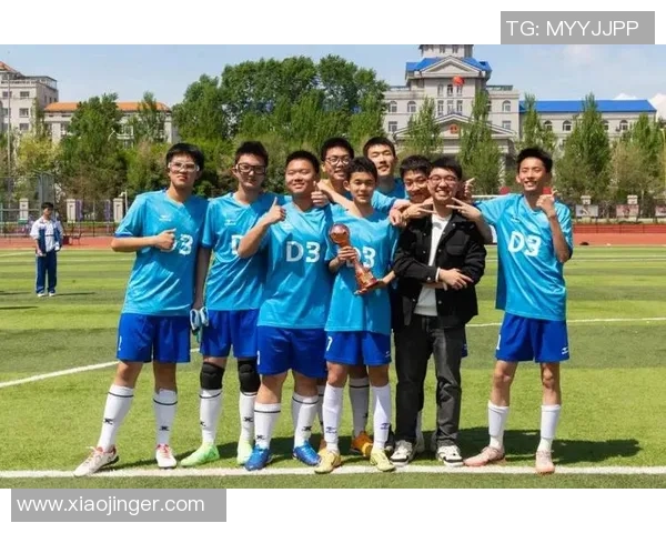 五年级学生足球比赛精彩瞬间与团队精神的完美展现