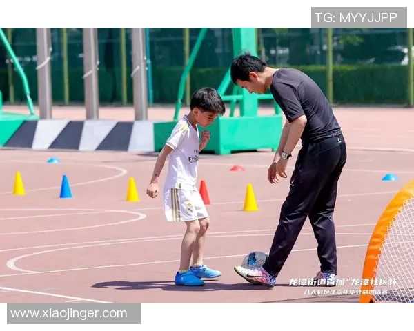 皓跃足球引领青少年运动热潮助力健康成长与团队精神培养 皓跃足球引领青少年运动热潮助力健康成长与团队精神培养
